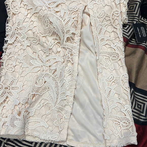 Lulus cream coloured midi lace dress. US 4. - Picture 9 of 9